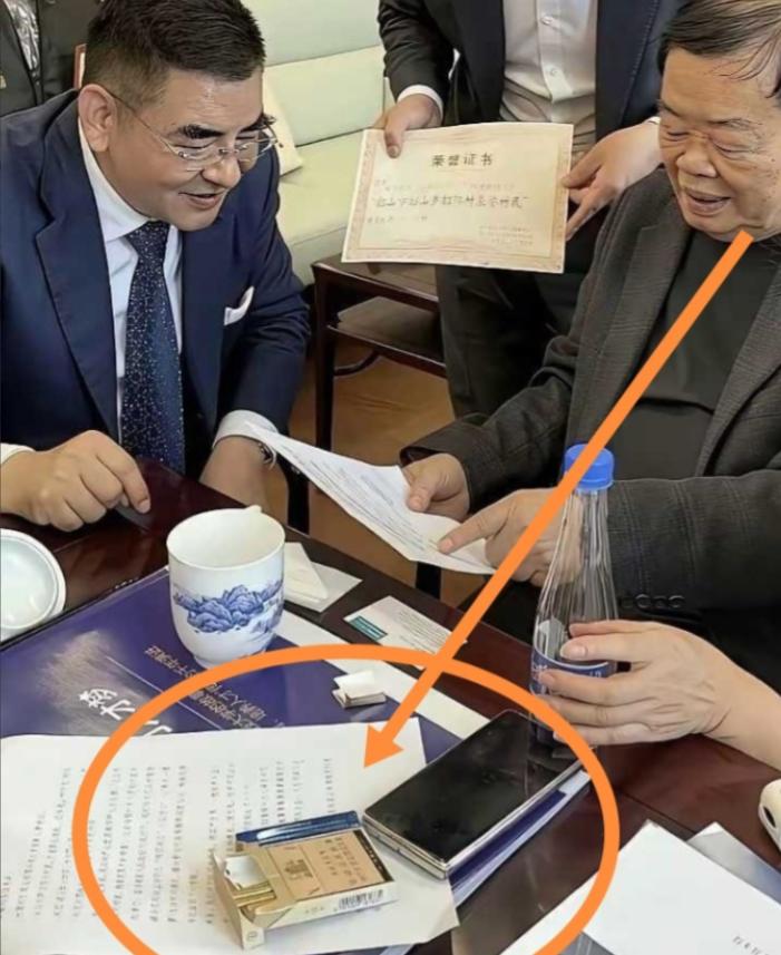 真没想到，曹德旺一包烟顶普通人一天的工资，手机价格更是昂贵！
 
一张照片在网上