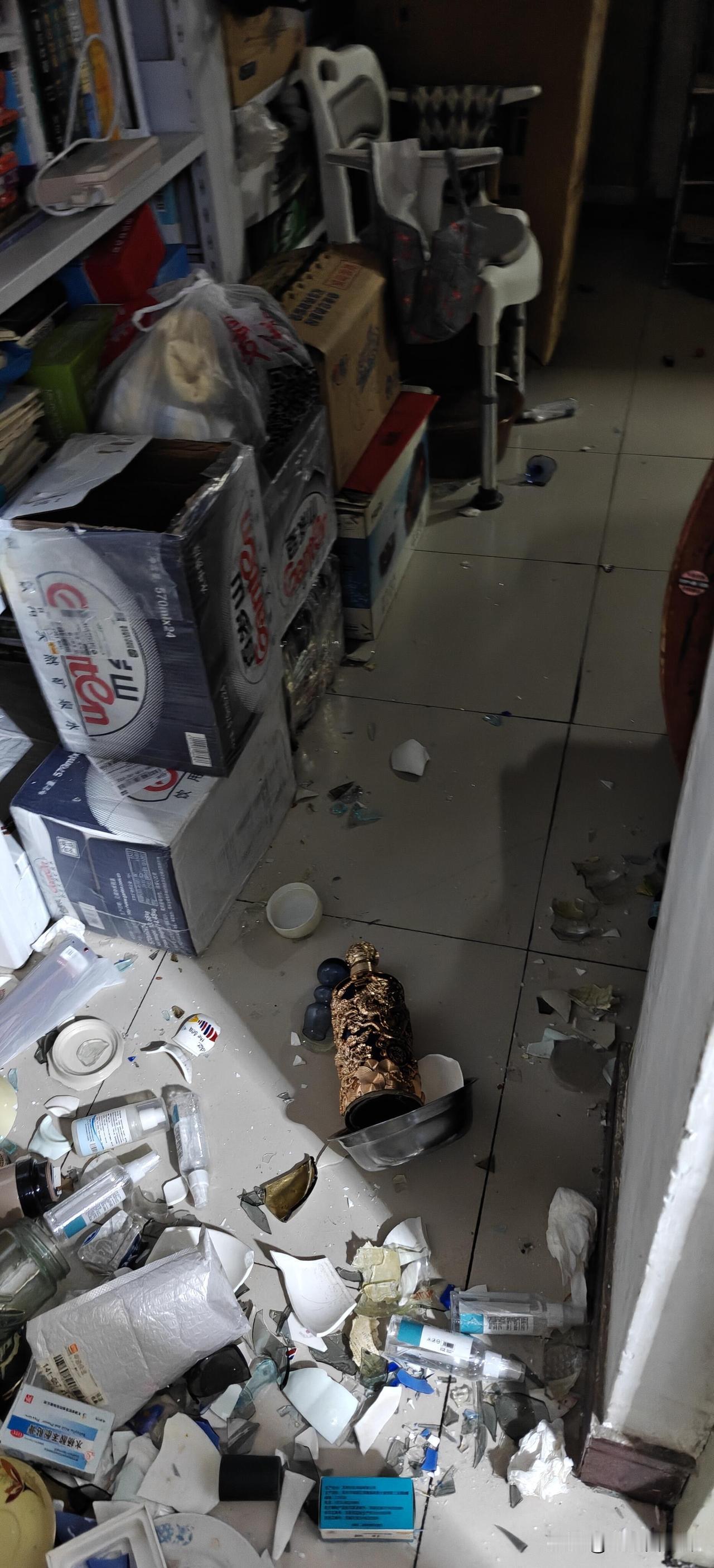 催婚父母怒摔全家的碗，还拿扫帚打我
我拿门挡住了，还把扫帚夺下来了。
我父母战斗