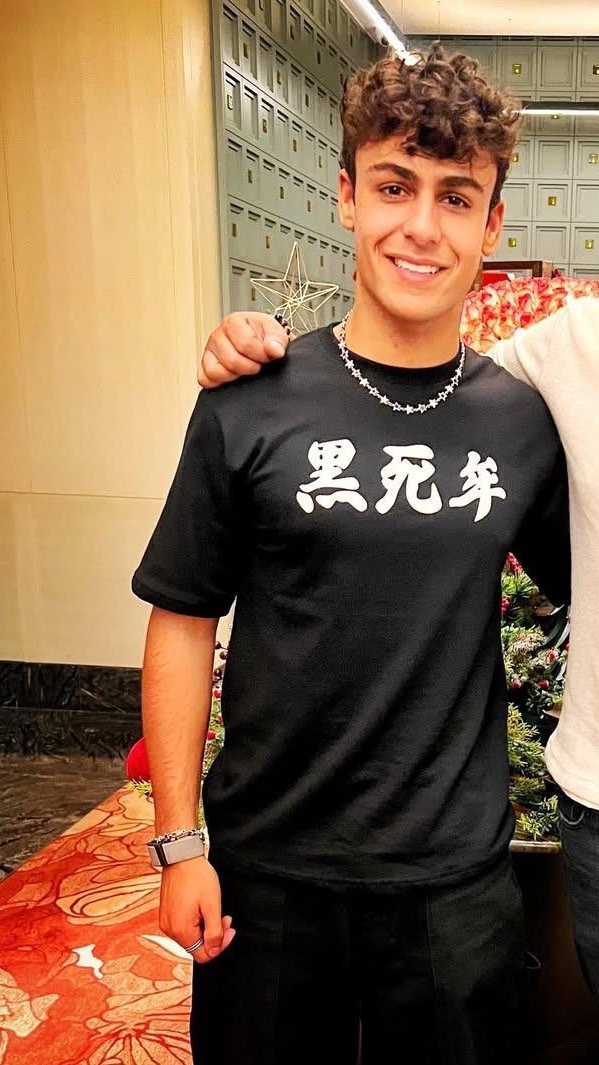 林德这是穿的啥中文T恤😂林德布拉德