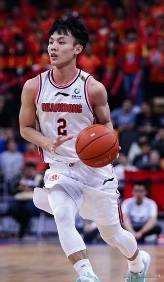 广东全运男篮大败浙江，本场比赛本人发现了一个大家不得不承认的事实，那就是关于徐杰