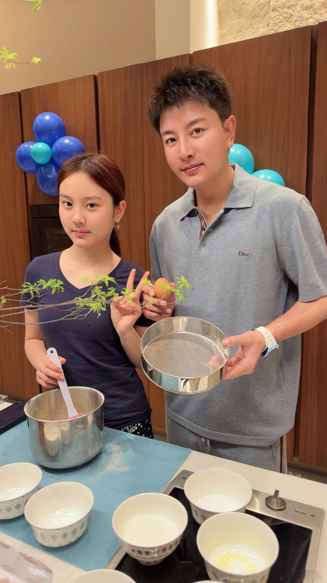 甜馨和贾乃亮过父亲节 没有花哨的仪式感，贾乃亮的父亲节就跟着闺女一起去干饭。甜馨