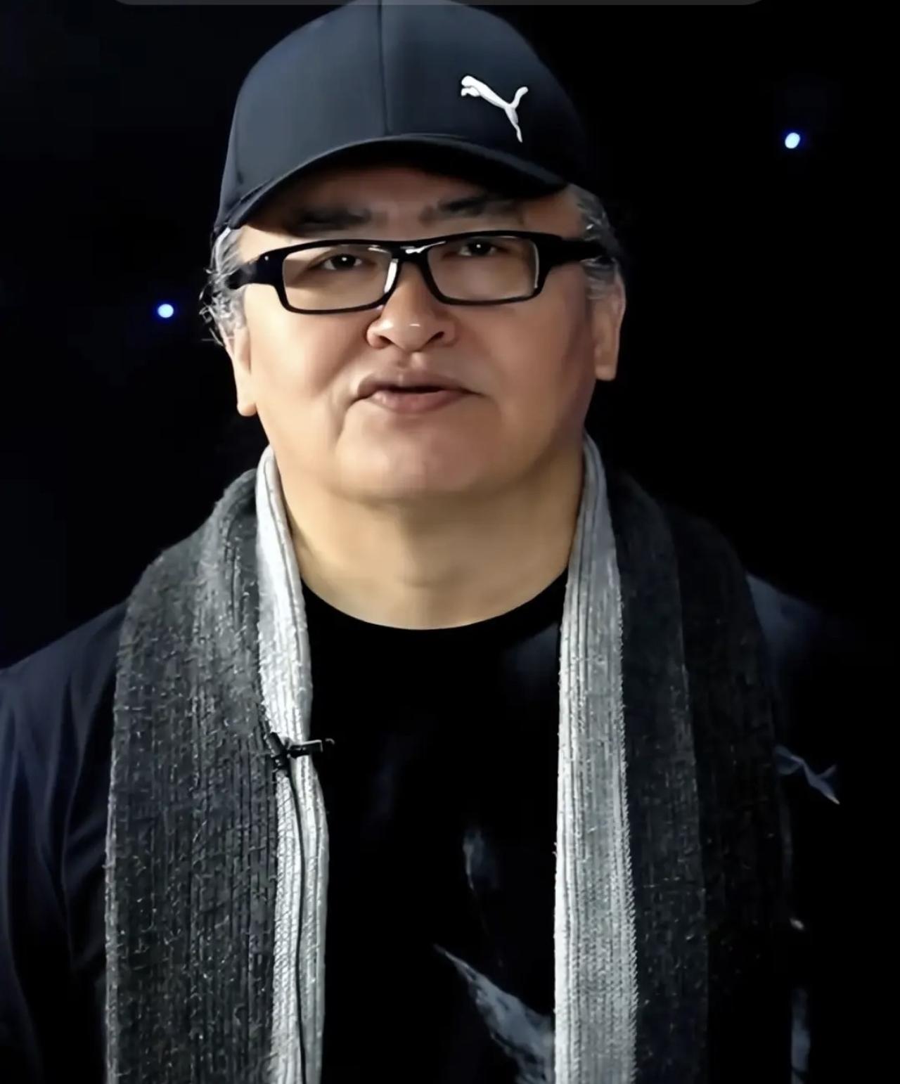 我好奇去查了一下刘欢老师的职业，原来他的职业并非歌手。

我太惊讶了！他的职业是