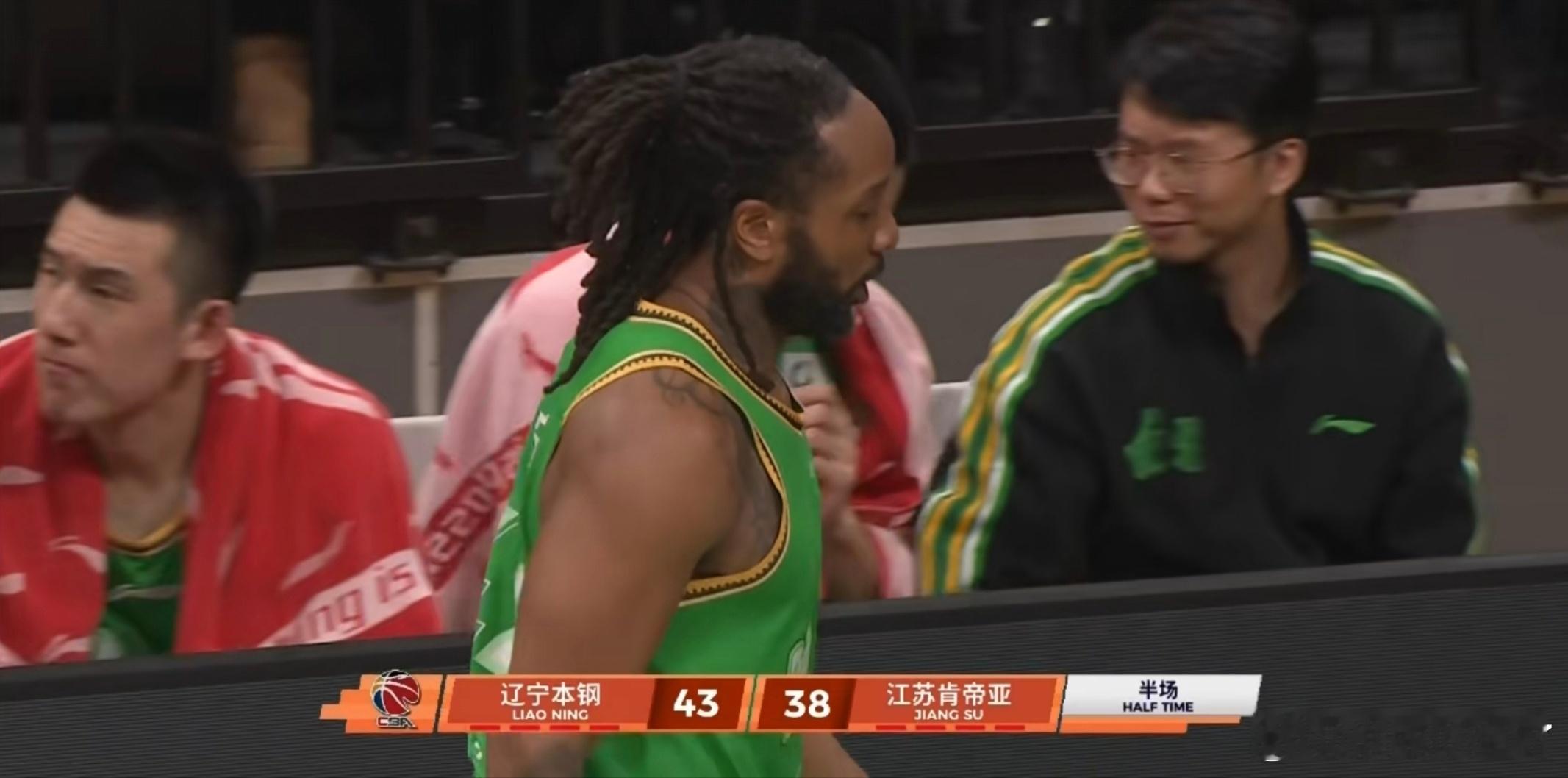 半场压哨！辽宁男篮43-38领先江苏上半场哨响前，威尔士一记中距离稳稳命中，半场