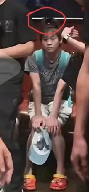 哈哈！全红婵的头发是谁扎的啊？这发型简直笑skr人！😆

一看就是未成年人的风