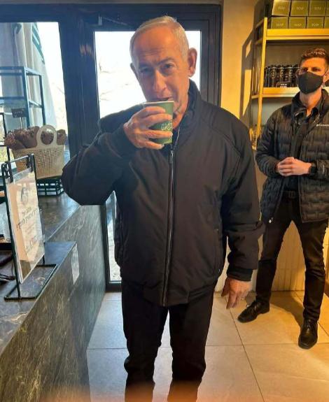 内塔尼亚胡发视频自证在世，以色列方面发了照片和视频，这是对近期传言内塔尼亚胡被炸