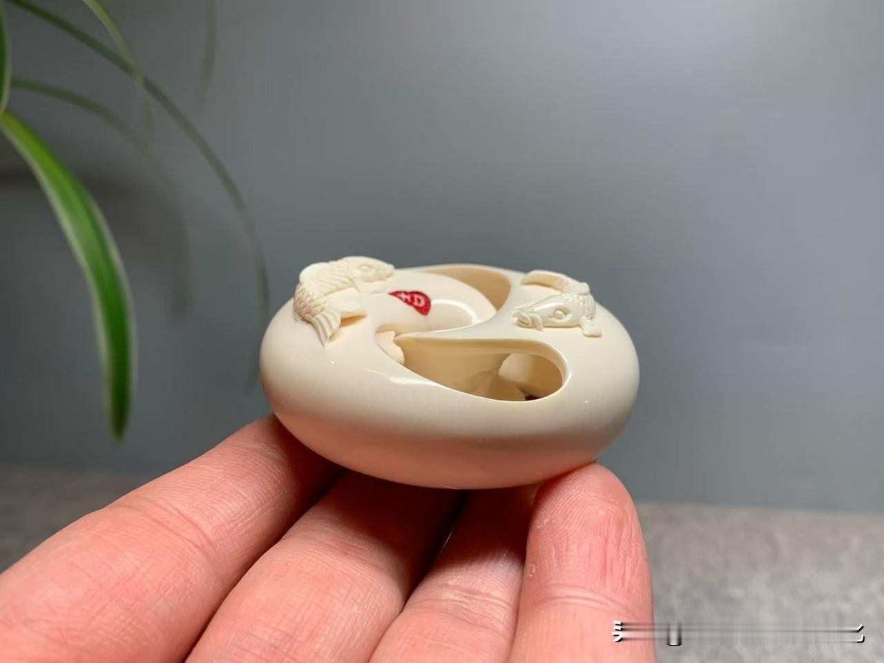 有些作品，不靠大开大合取胜。

反而越小，越见巧思。

这枚“忘忧鱼”以猛犸老料