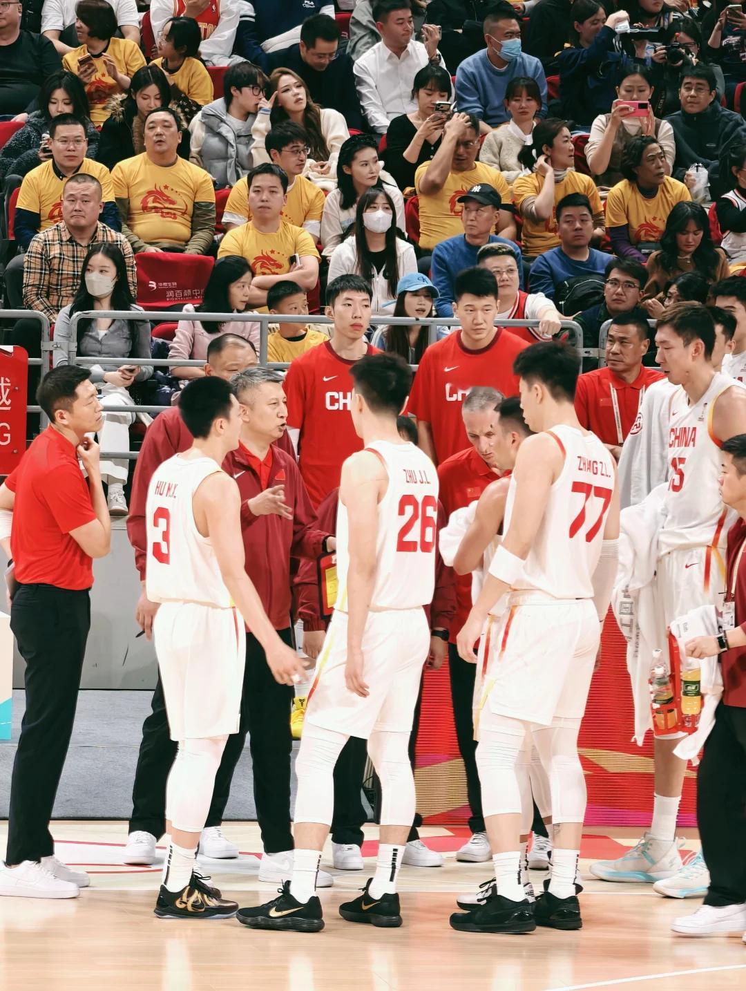 新华社评中国男篮复兴之路道阻且长 两连败韩国的惨败，确实印证了这条复兴路没有捷径