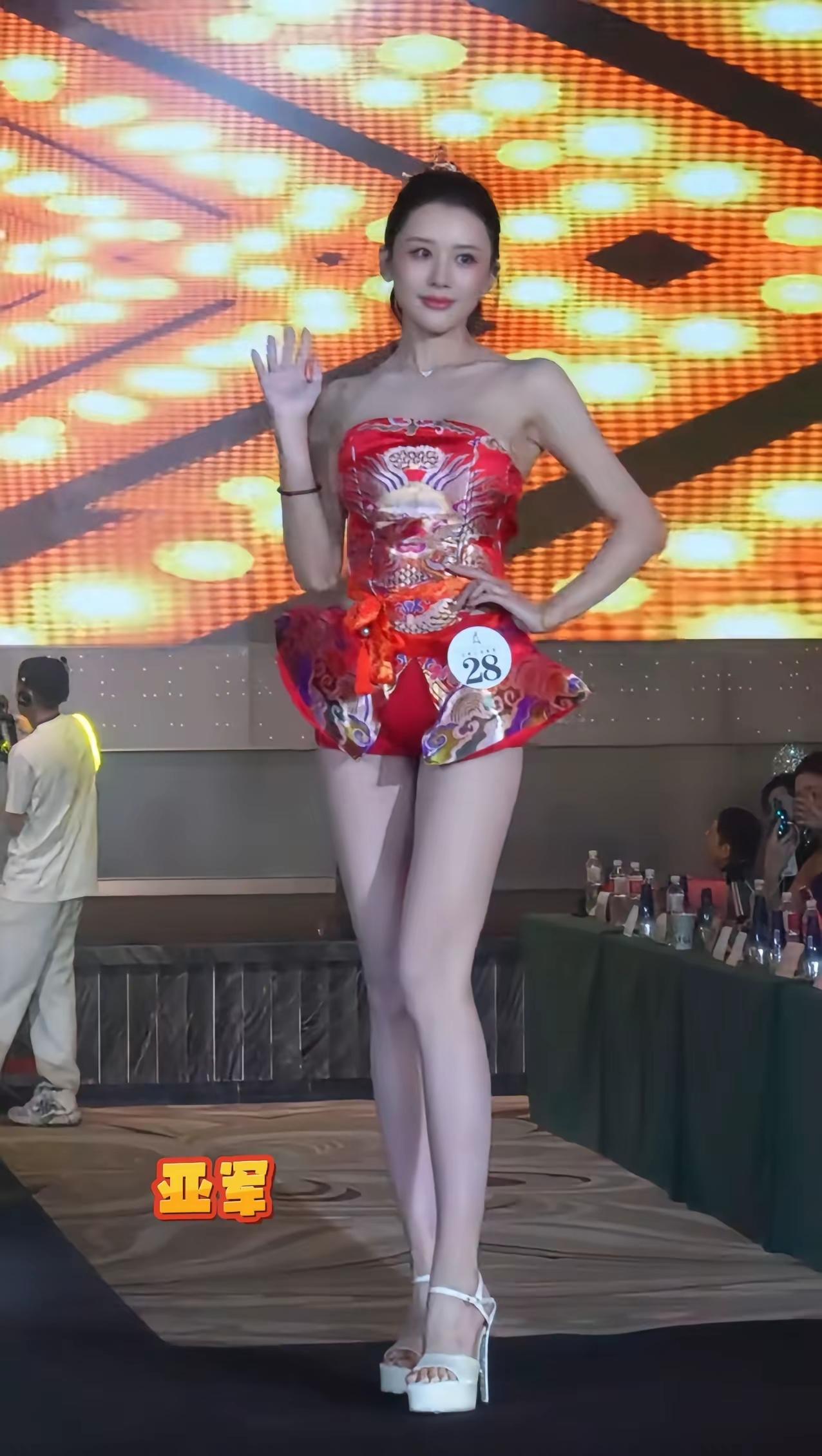 左边是亚军，中间是冠军