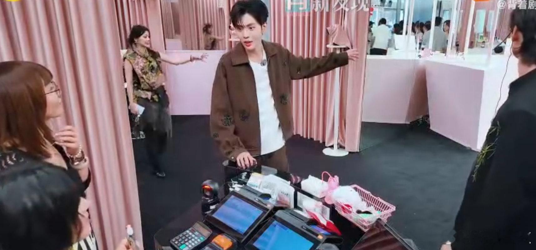 黄晓明[超话]黄晓明掌管情绪价值的神谁看黄晓明给顾客化妆不心动！化完全妆还全程夸