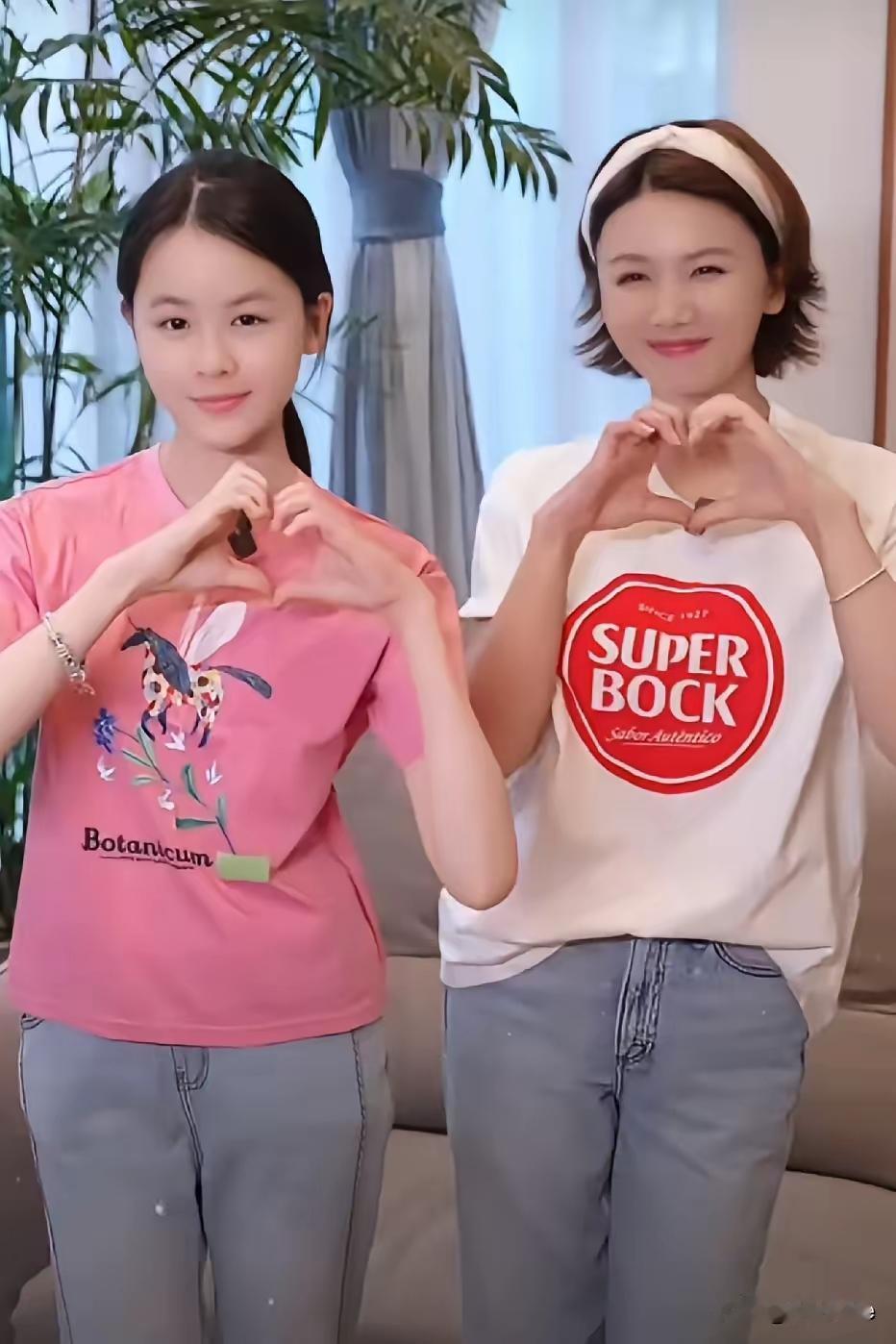 曹曦文和女儿同框。《野鸭子》还记得这部电视剧的主角曹曦文吗？没想到几十年过去了，