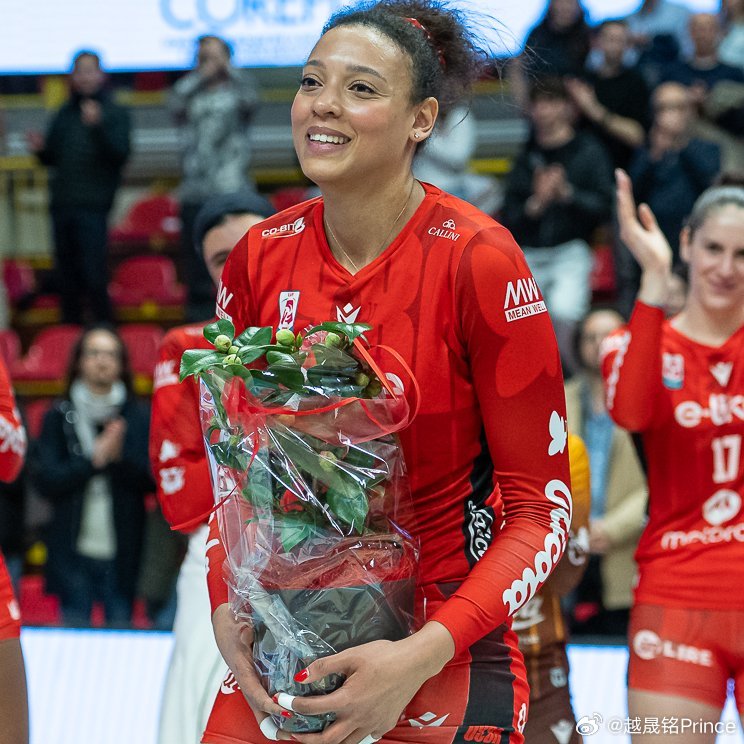 ⚡️瓦伦蒂娜·迪乌夫结束排球生涯📌这位意大利前国手接应在33岁时宣布退役 