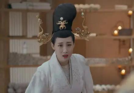 公元470年，泰始六年，南朝宋宫廷里举行了一场令史官都有些不知如何落笔的宴会。当