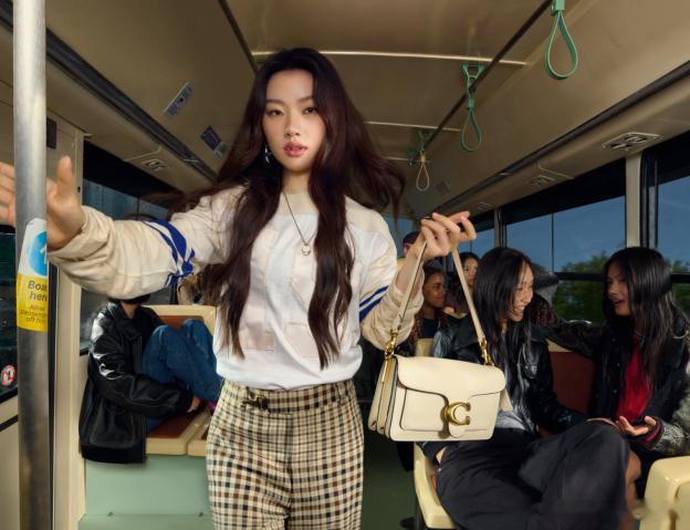 你的故事正在发生CourageToBeReal 看单依纯 在人群里发光的样子，突