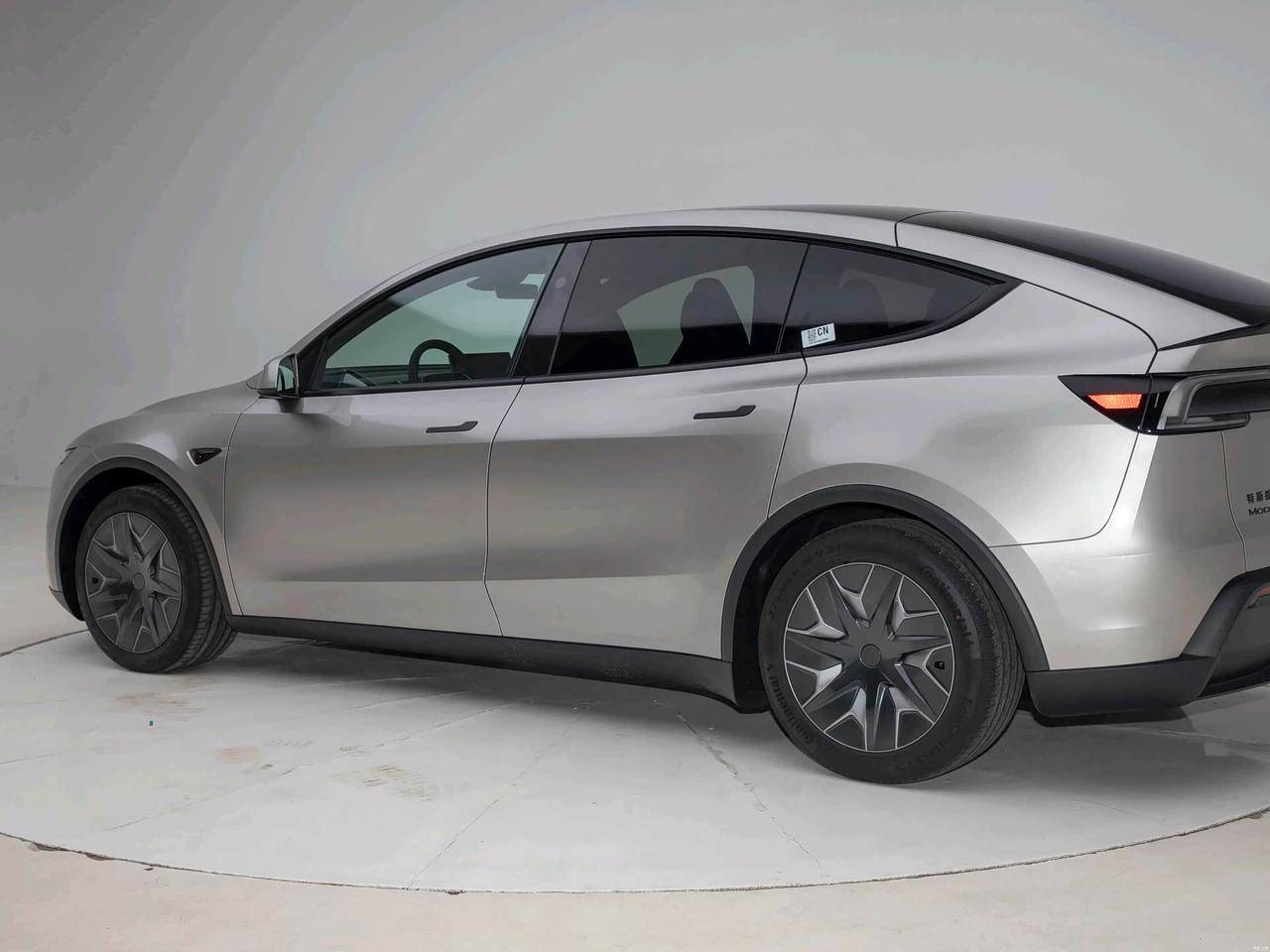 今天跟大家聊聊Model YL这款车。
先说空间，很多人说这个车是鸡肋六座，第三