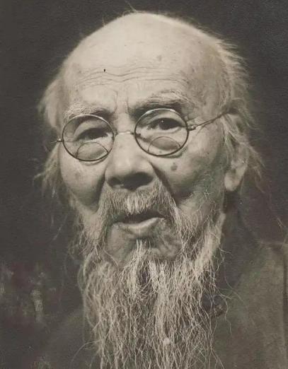 他幼时家贫只读半年书，年少常年做雕花木匠糊口，乡里没人看好他画画谋生。谁知，之后