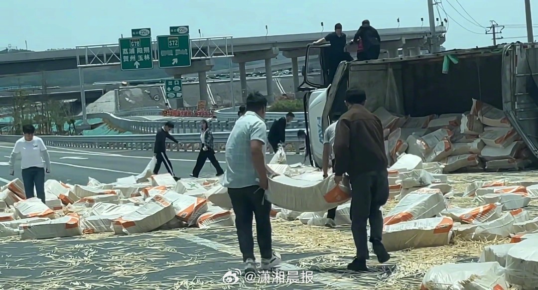 【广西一#货车侧翻漏油男子停车爬驾驶位救人#，#货车侧翻路过的司机们下车清理道路