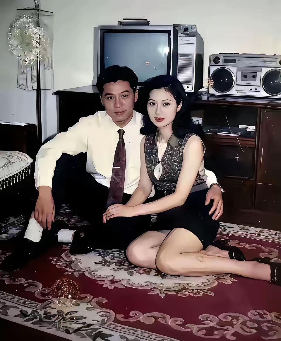 在这个年代的摆设属小康家庭了。