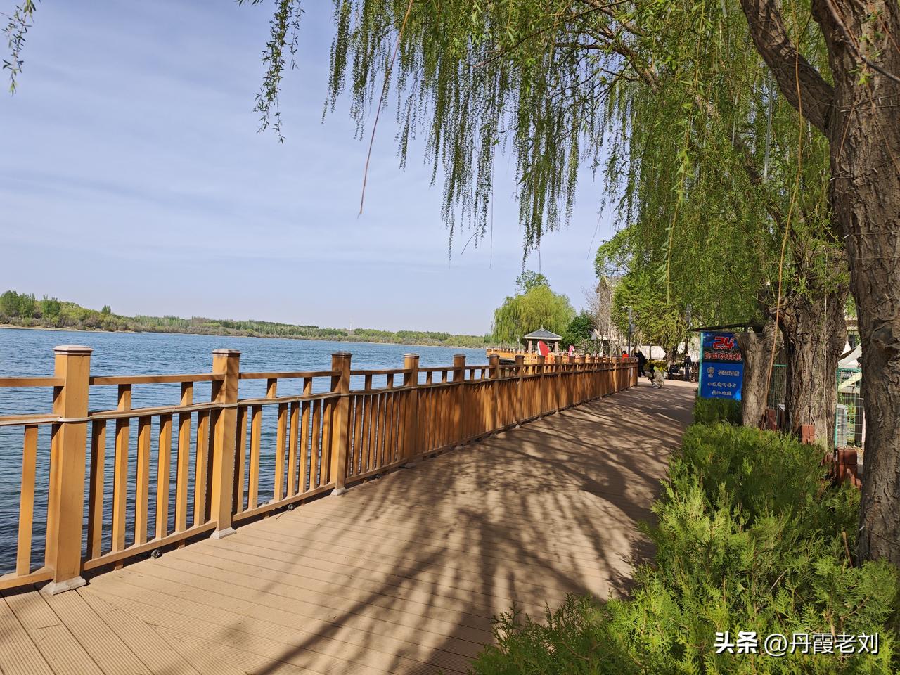 张掖这座城市怎么样?
张掖是大西北最浪漫休闲的城市。
一山一水一古城，
宜居宜游