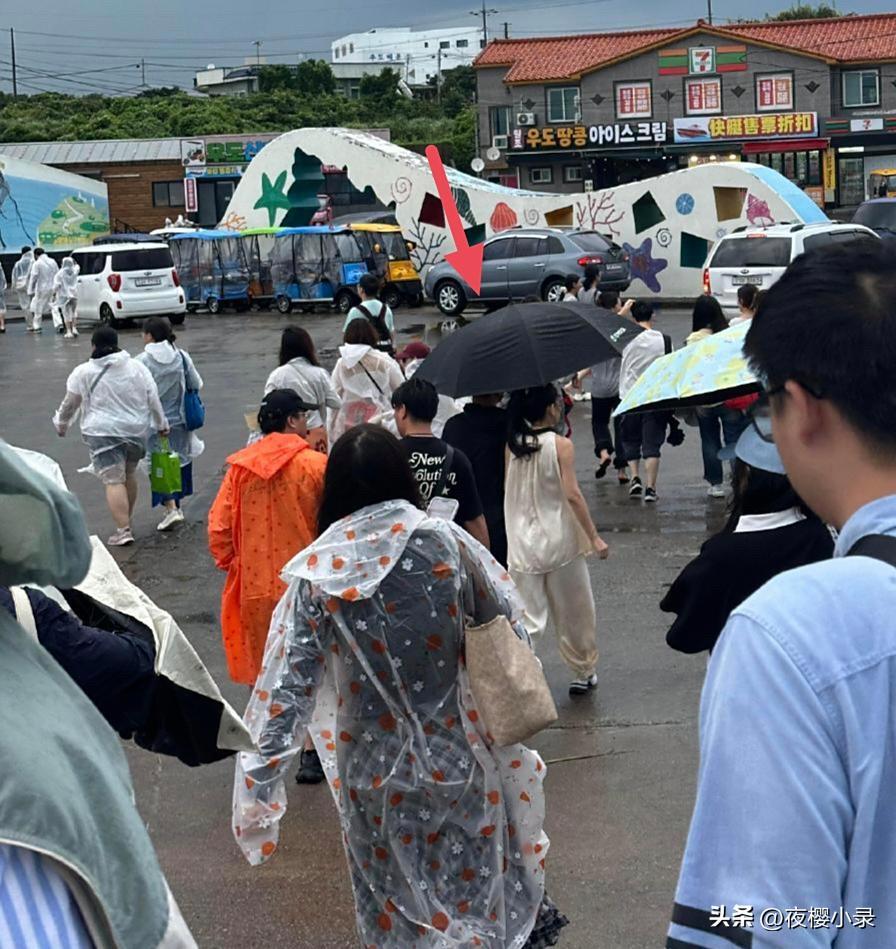 汪峰和森林北现身济州岛度假，雨中共撑一把伞，在海边自拍好甜蜜！[赞][赞]