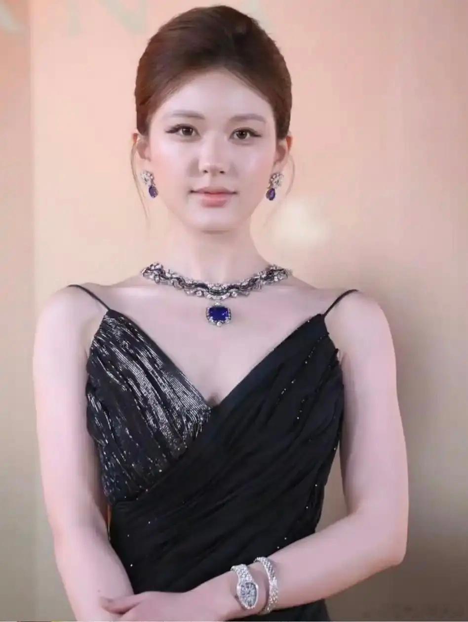 赵露思直播哭了怎么赵露思现在天天直播，一会儿一个热搜一会儿一个热搜吃瓜群众看完没