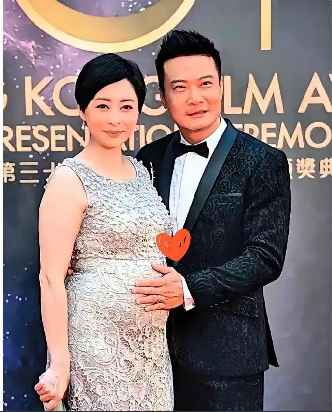 感情里最让人感慨的莫过于爱过一场，终究还是败给了不合适与不懂珍惜，钱嘉乐两段截然