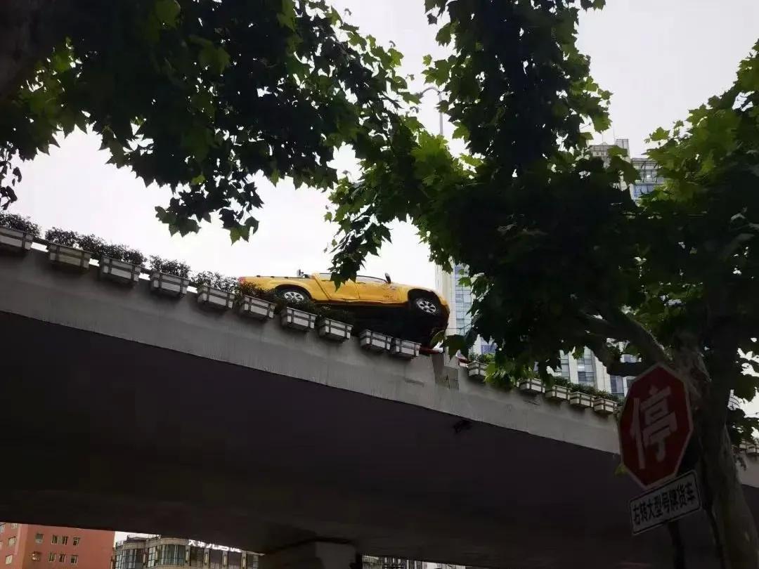事发上海内环，一辆奥迪与工程车斗气，双双怼到新高度[衰] ​​​