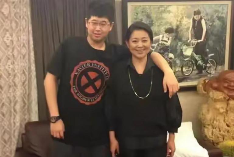 66岁倪萍在访谈里聊到儿子虎子坚决不结婚，眼泪当场掉下来，她说自己40岁拼死生下
