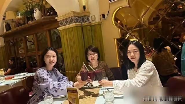 惊艳众人！翁帆早已不只是杨振宁的妻子，如今活成了独立又耀眼的模样。
 
近期她现