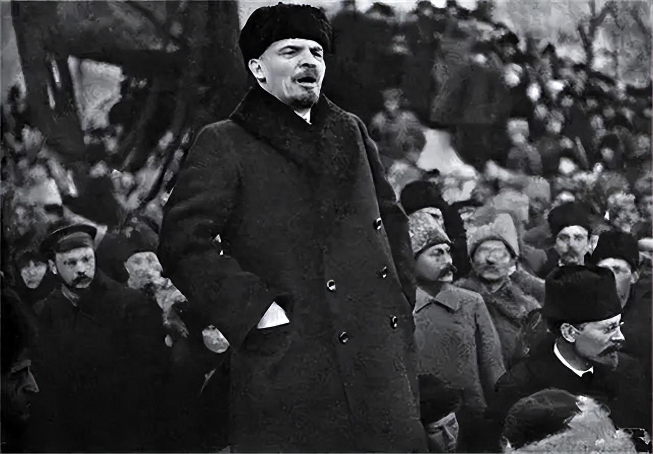 1918年，列宁遭遇刺杀，女刺客卡普兰对着他连开了三枪。很快杀手便被抓捕，而她的