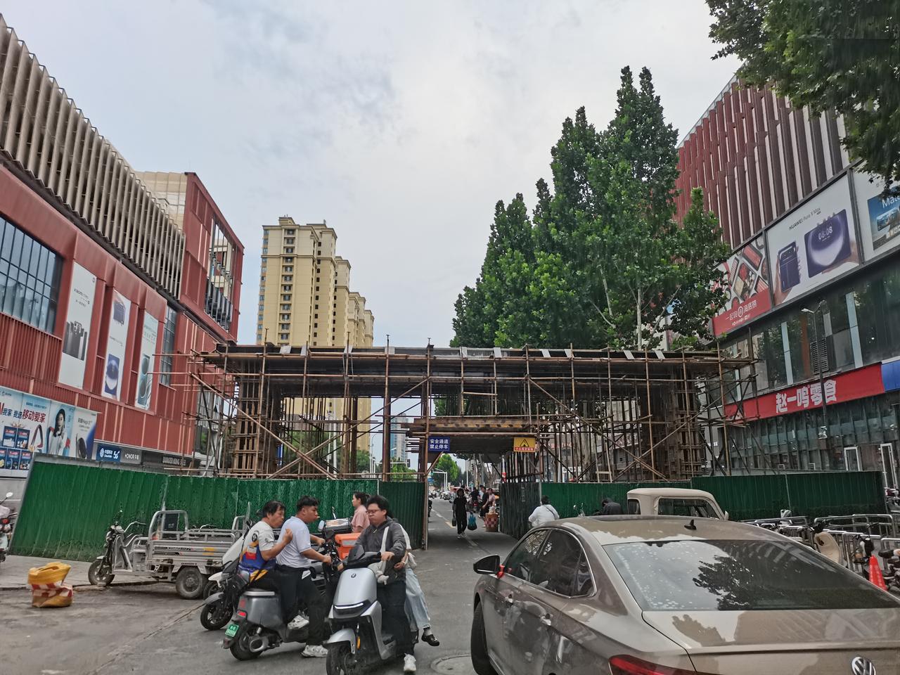 天一城
天一街改造
即将结束了
西街口好像正在
盖一个牌坊
道路路面已经铺设完成
