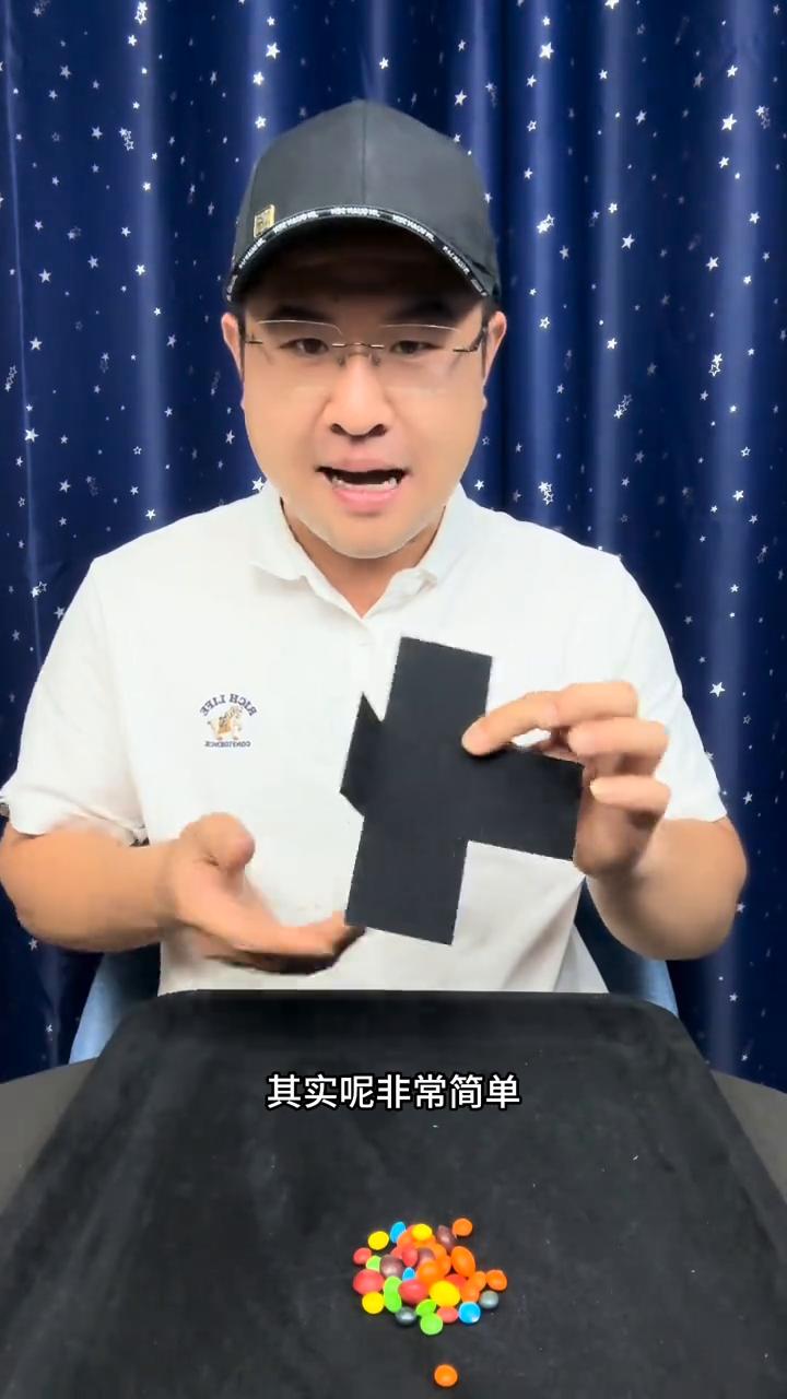 终于破解世界魔术大赛冠军魔方变彩虹糖。
大家好，视频中的魔方变糖果是如何做到的？