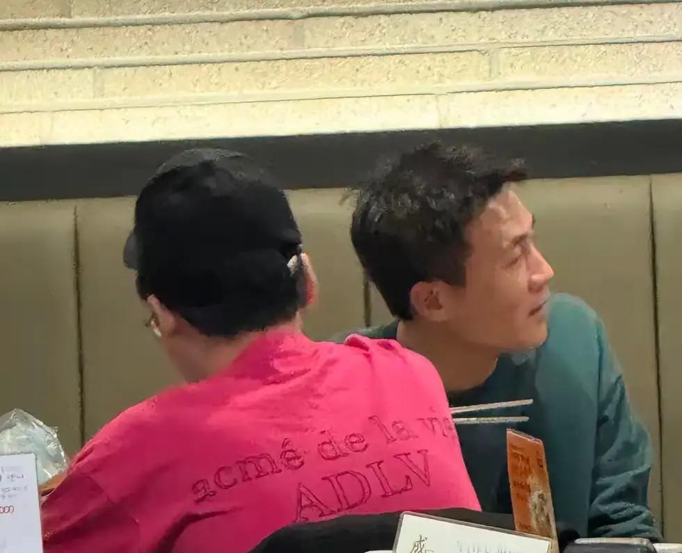 韩国街头，杜淳推着婴儿车，昔日霸总胡子拉碴，袖口油渍反光。
这还是那个演惯了帝王