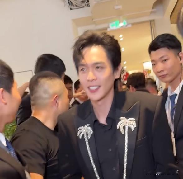导演是真的一点都不担心么？张若昀现在35岁了，要是再等个5年才出《庆余年3》，还
