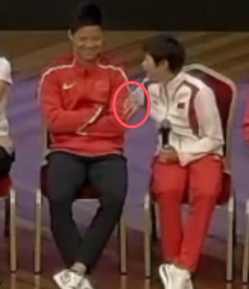 婵宝和苏炳添唠嗑，像农村大妈聊八卦：拍大腿拉胳膊！苏哥笑疯了
奥运冠军们齐聚澳门