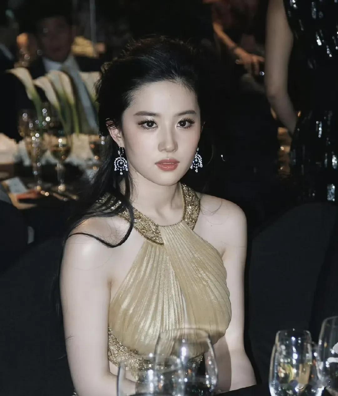 刘亦菲本来就是淡颜，为什么总有人觉得淡颜不如浓颜？因为淡颜浓颜都可以很美。

浓