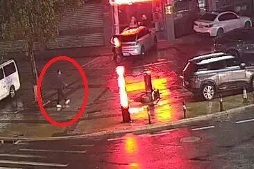 掩耳盗铃？浙江温州，一男子凌晨4点在外闲逛时，发现一辆车的后备箱没有上锁，随后从