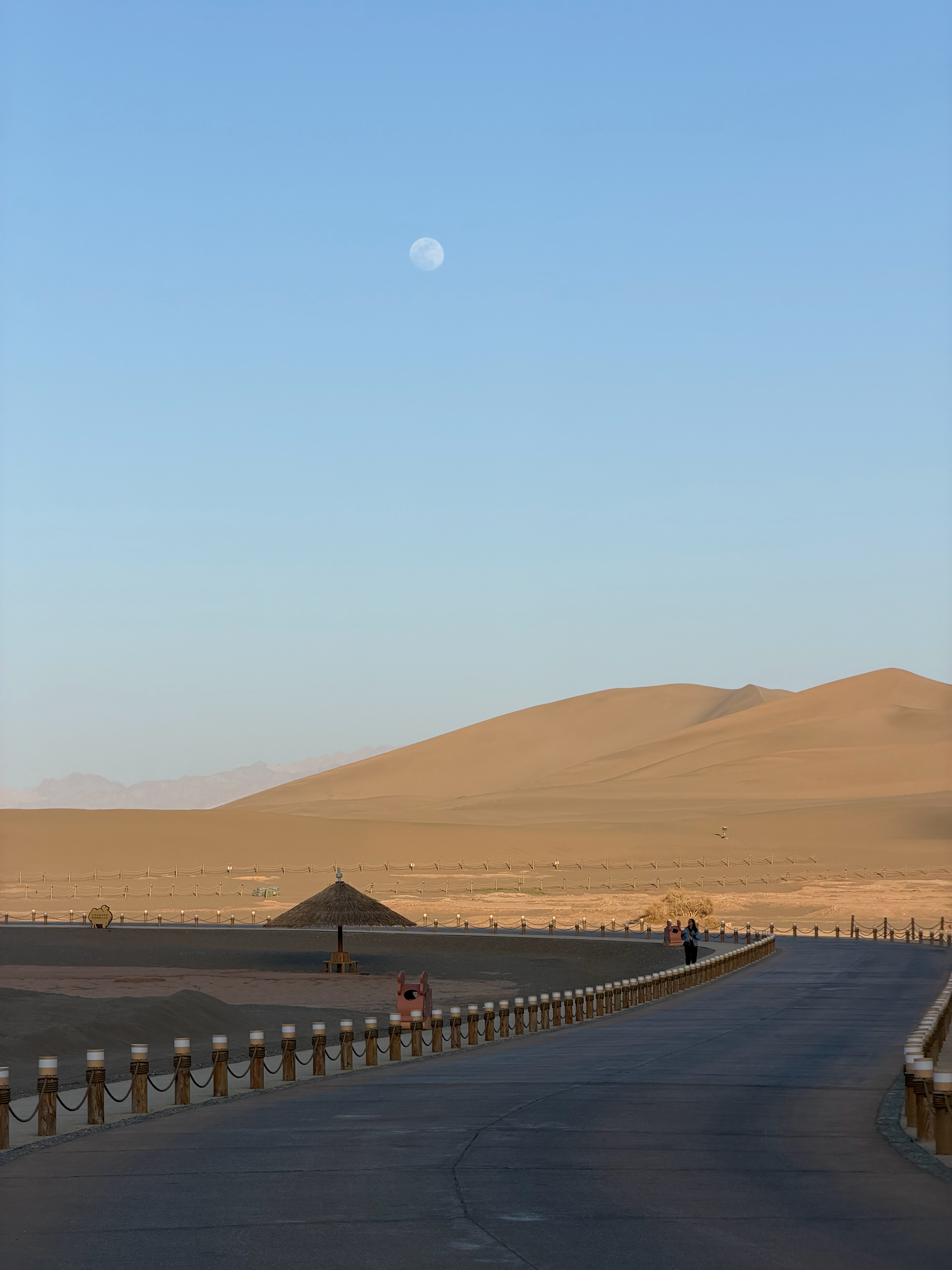 坐飞机遇到朋友，没几分钟他升舱了叫朋友来月牙泉，他有证件免门票了好好好！有趣的一