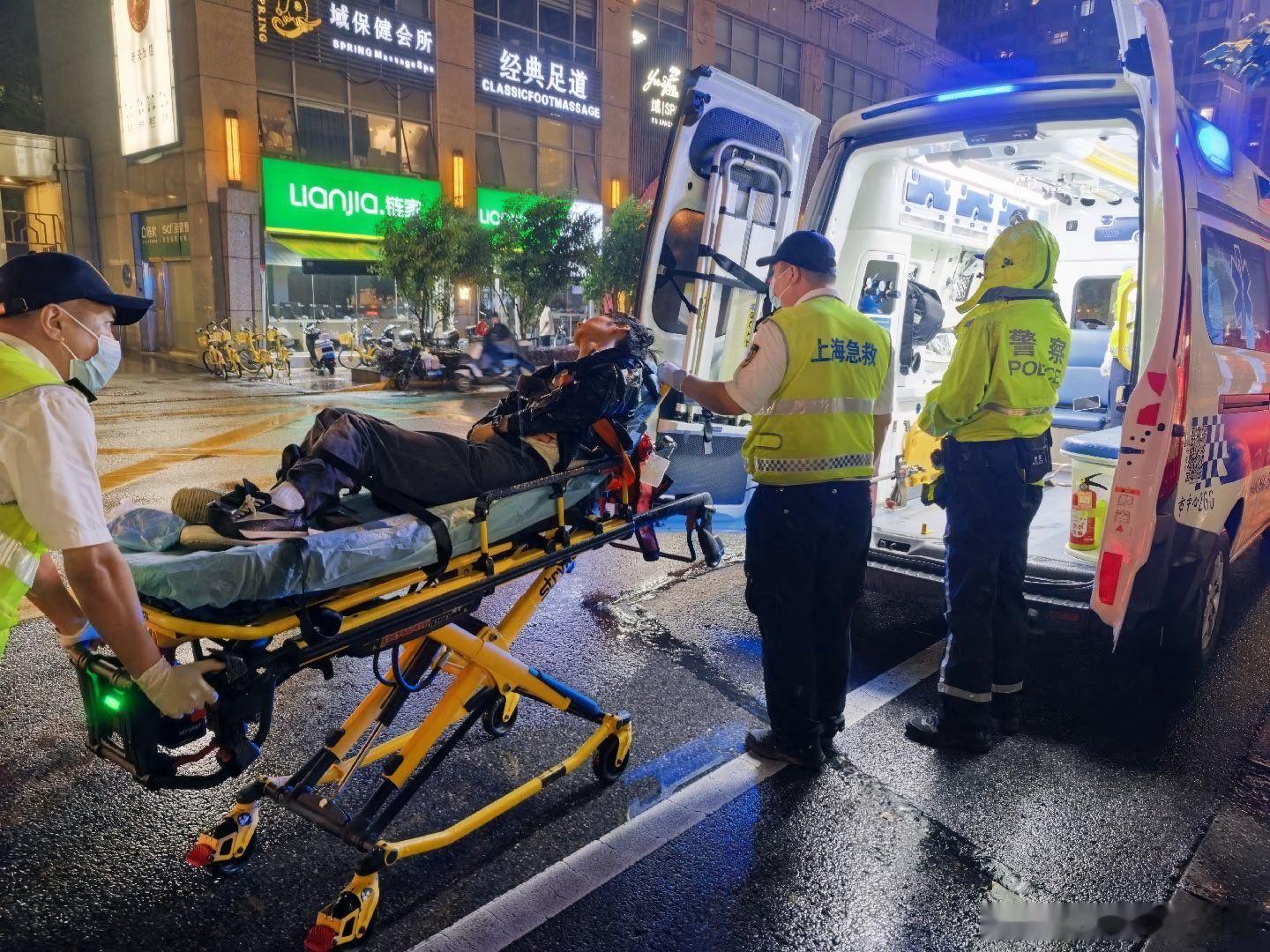 下雨天。看见一个人躺在路边栏杆下面，然后观察很久，旁边没有人救助，他也没有伙伴。