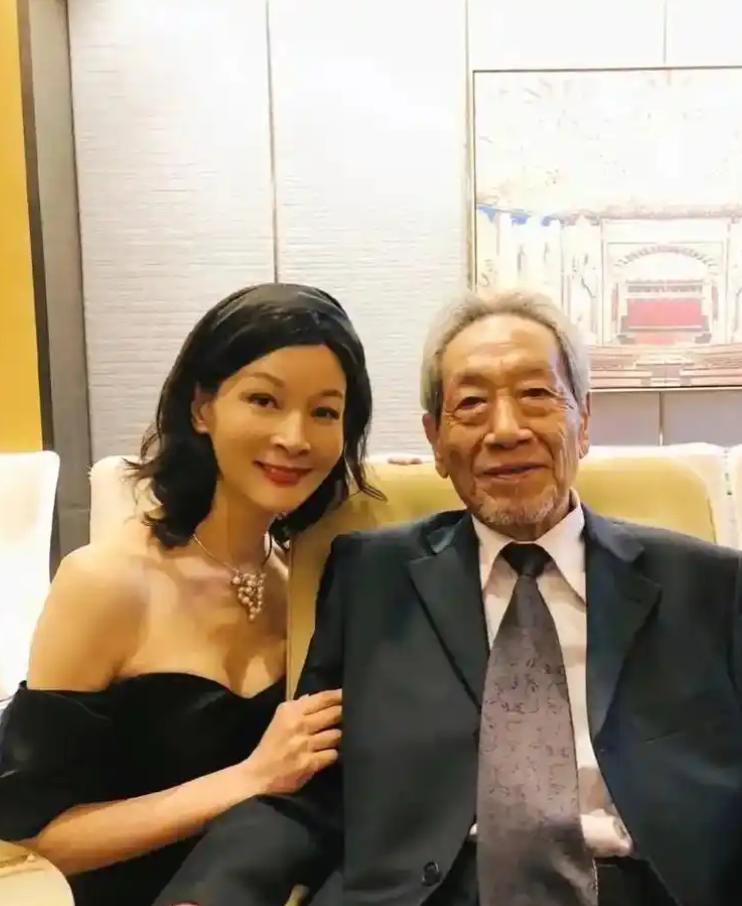 2013年，30岁的饶芯语，疯狂追求67岁的王奎荣。她对王奎荣说：车子、房子、票