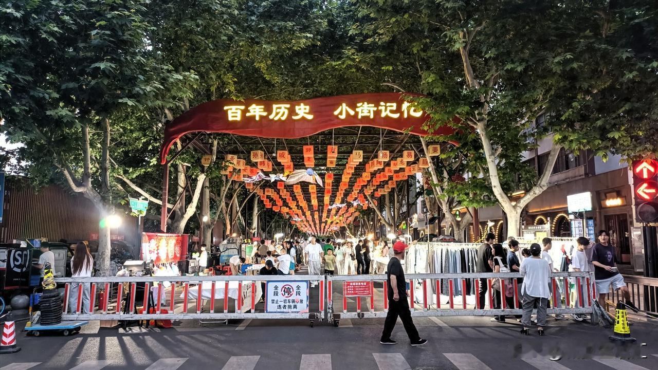 洛阳老城区最接地气的夜市，吃喝玩乐一条街。外地人不去，本地人扎堆。非遗小吃，街头