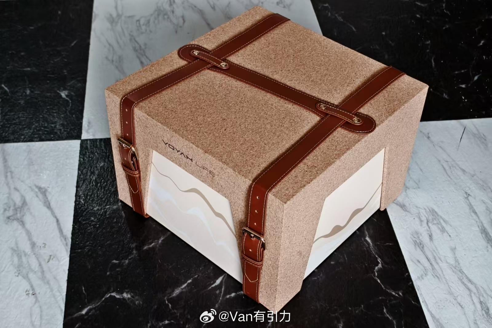 整理前几天收到的快递，发现这个礼盒不错。本来以为这层贼结实的环保材料外壳就是防磕