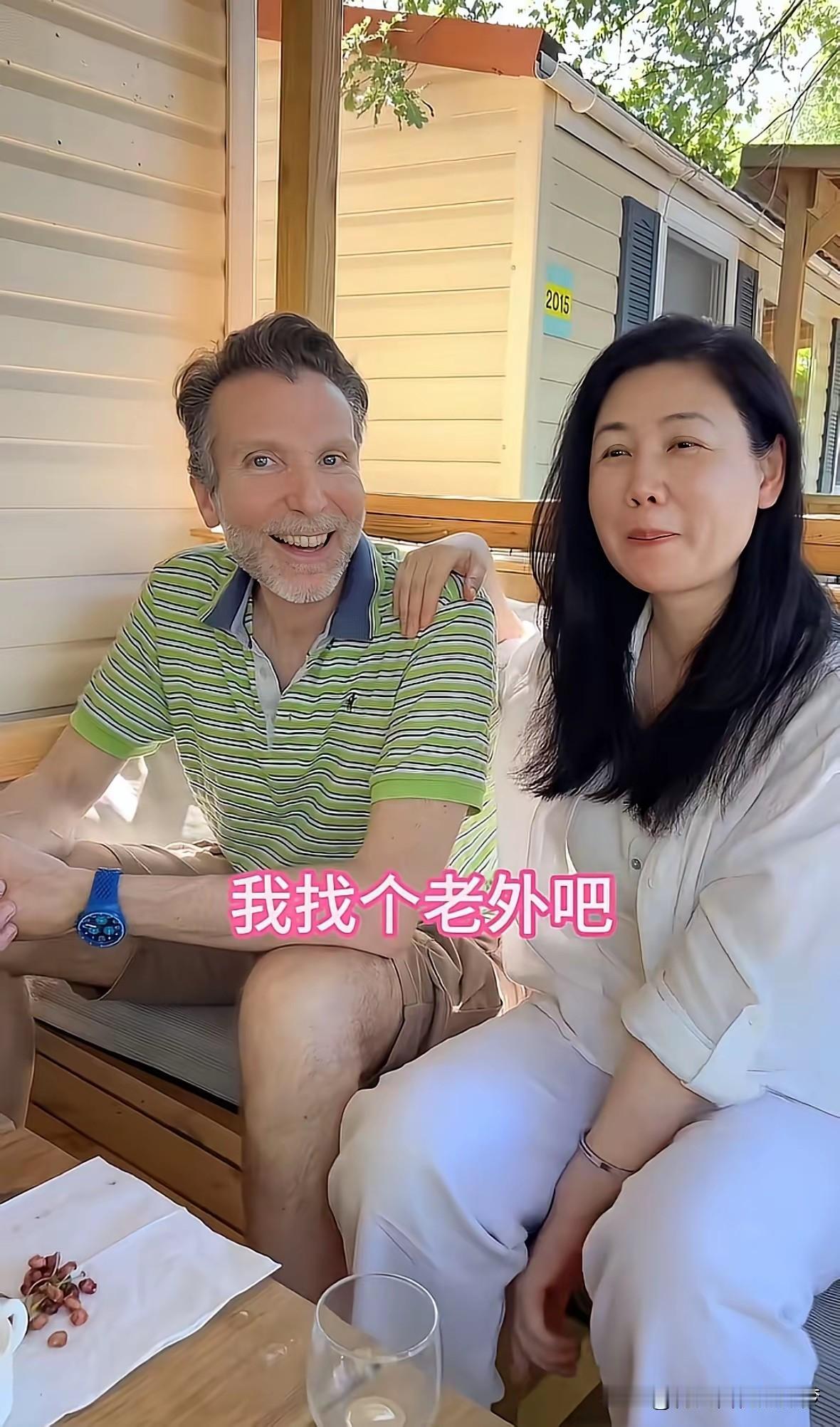 视频中这个来自国内的中年女子一脸微笑的面对镜头，说要嫁给一个老外。
她的女儿却是