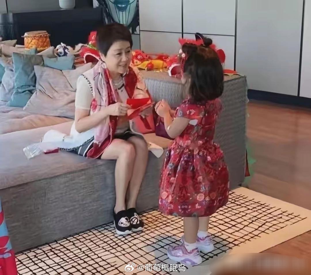 何超盈带女儿参加慈善晚宴，小姑娘年纪轻轻就进了名流圈。四太梁安琪可宠外孙女了，花