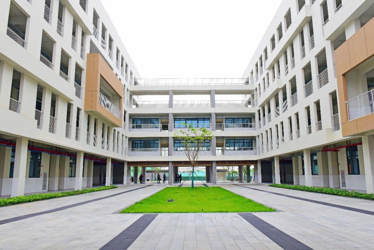 今天上午，广东实验中学花都学校正式签约揭牌。同时宣布今年九月将招收第一届初一和高