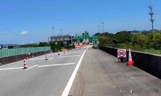 高速惊魂夜，小伙车流中勇摆300米雪花桶

2025年12月13日晚，京港澳高速