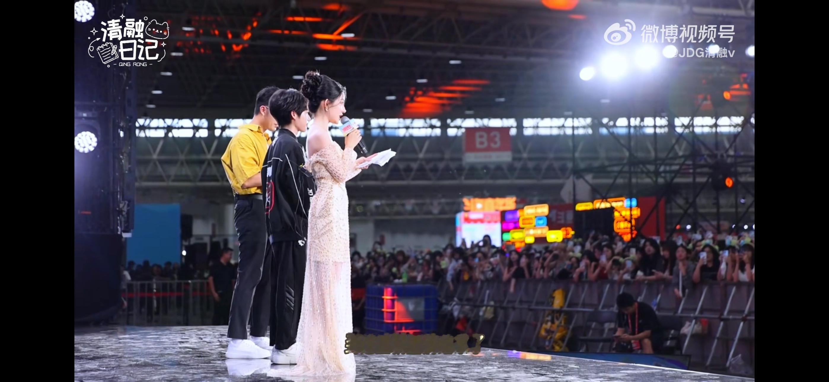 看到我宝宝小小一个站在那听台下那么多人喊他的名字就觉得好幸福 