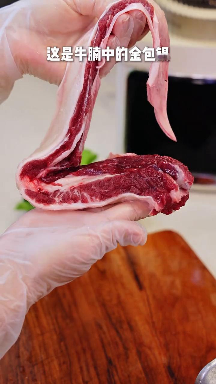 今天买了两条牛腩，这是牛腩中的金包银，口感很好。
·先切成条，腌制一下。
·黑胡