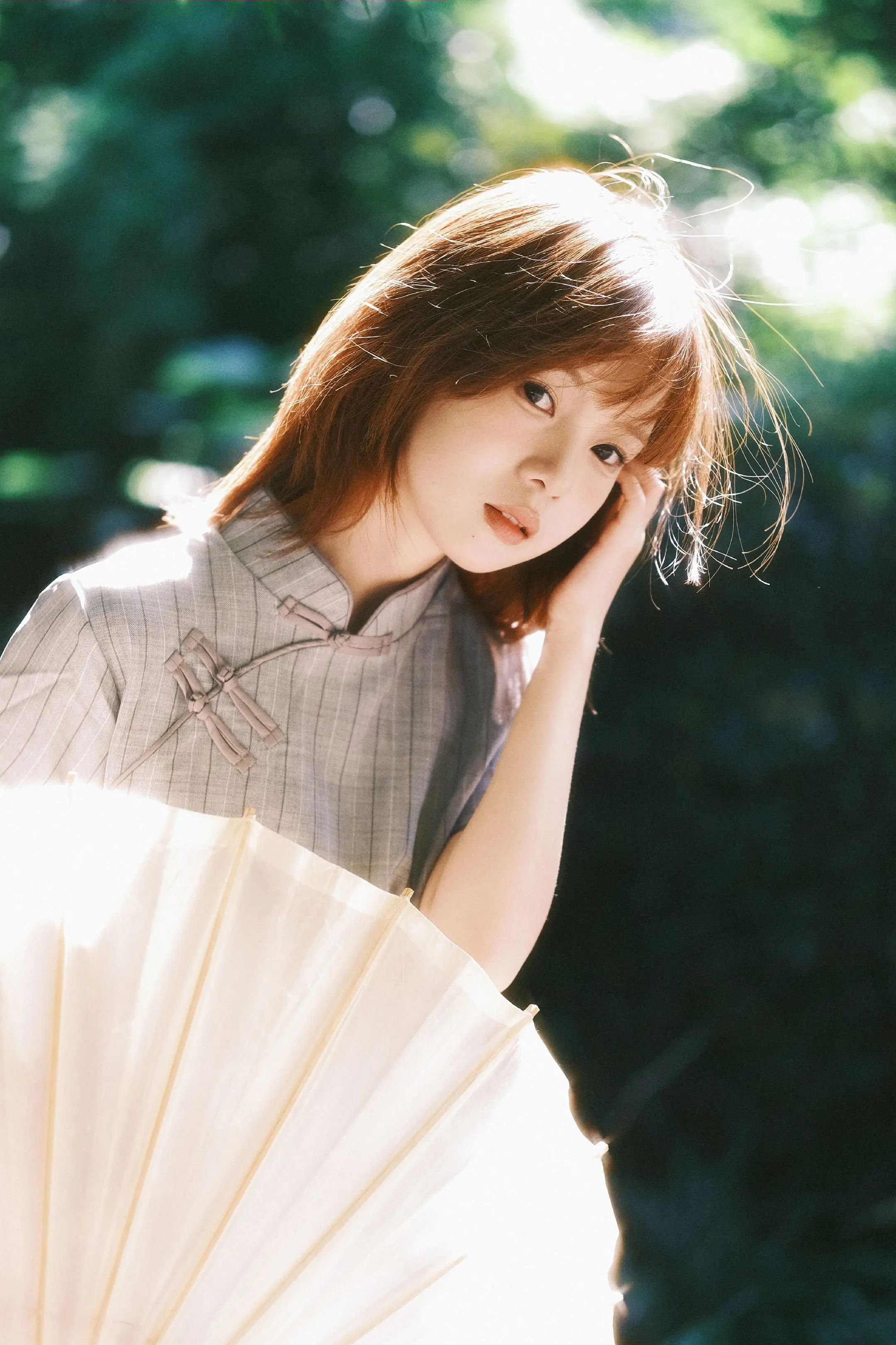 清风无人问 拭尽万般尘。