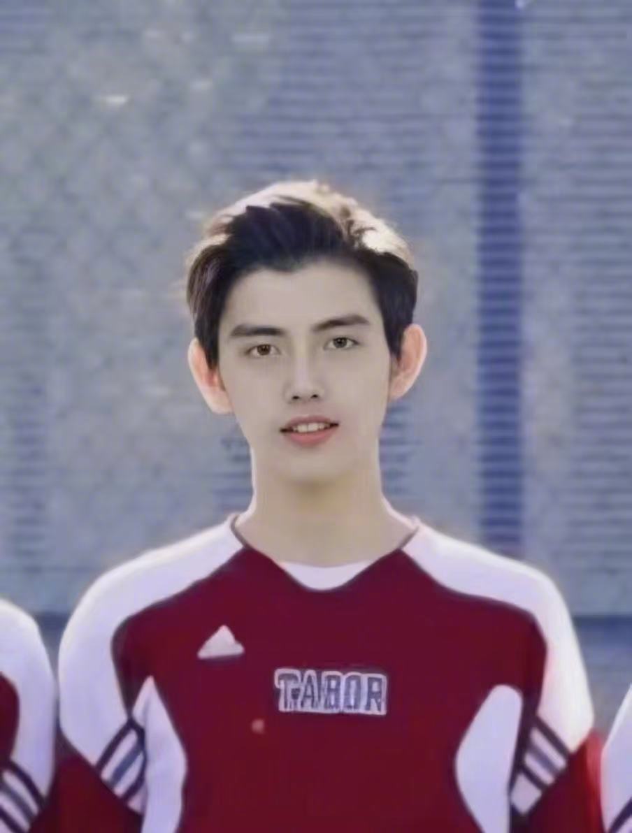 陈飞宇高中的毕业照陈飞宇高中的毕业照，高糊画质但帅的很清晰啊！果真校服阿瑟就是最