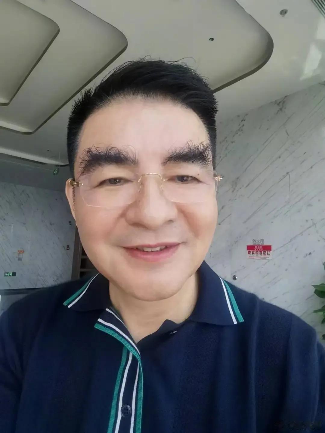 陈光标眉毛上热搜！

刚才刷到陈光标的头条，没看他写的内容，他的长相吓到我了！他